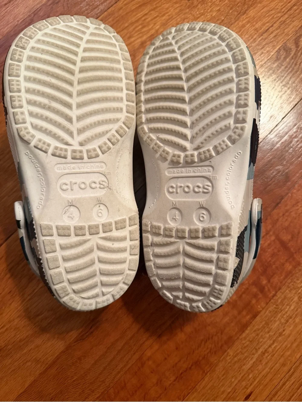 Kids White & Blue Camouflage CROCS Clog Shoes (Size 4 M / 6 W)